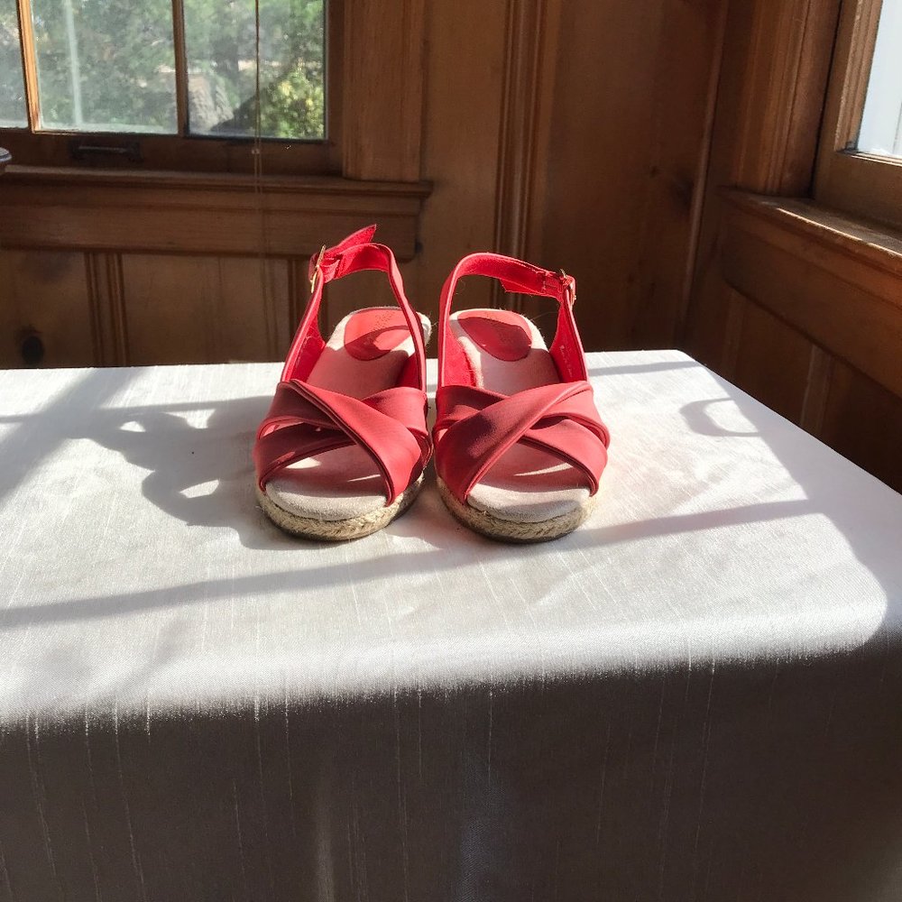NEW IN BOX size 7 Wide EASY SPIRIT red espadrilles. - Picture 7 of 7